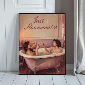 Just Roommates Wandbild – zwei Frauen in einer Badewanne, Vintage-Stil, sapphische Ästhetik und warme Farbtöne. Feminine, queere Kunst mit romantischem Humor. Sapphic Art Print „Just Roommates“ – romantische Darstellung zweier Frauen in einem Ölmalerei-Look. Queeres Vintage-Poster als Wandkunst.