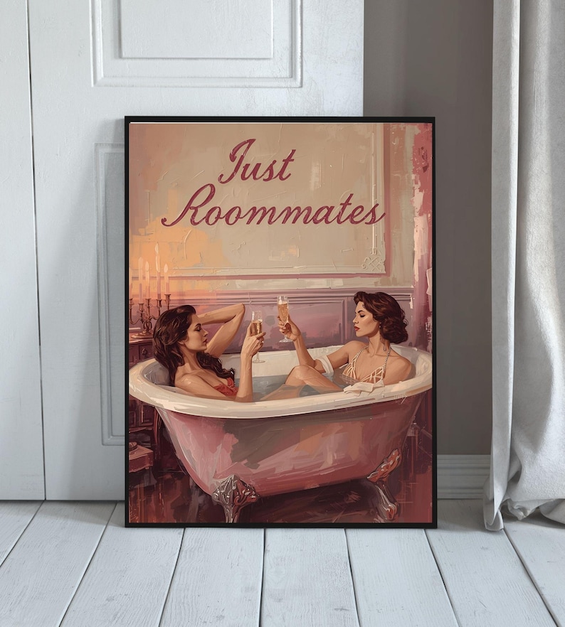 Just Roommates Wandbild – zwei Frauen in einer Badewanne, Vintage-Stil, sapphische Ästhetik und warme Farbtöne. Feminine, queere Kunst mit romantischem Humor. Sapphic Art Print „Just Roommates“ – romantische Darstellung zweier Frauen in einem Ölmalerei-Look. Queeres Vintage-Poster als Wandkunst.