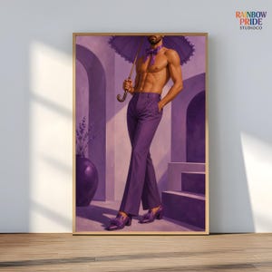 Può includere: Una stampa artistica incorniciata raffigurante una persona in abito viola, con un ombrello abbinato. La persona indossa pantaloni, scarpe e un papillon viola. Lo sfondo è un viola monocromatico con elementi architettonici. La stampa ha il testo "RAINBOW PRIDE STUDIOCO".