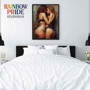 Zwei Frauen in schwarzer und weißer Lingerie umarmen sich eng und berühren Stirn an Stirn. Warme Hauttöne, sichtbare Impasto-Textur und weiche Lichtführung erzeugen eine sinnliche, intime Atmosphäre. Das Artwork zeigt femininen Körperkontakt, Nähe und Leidenschaft – ideal als queere Wandkunst für Schlafzimmer oder moderne, ästhetische Interiors.