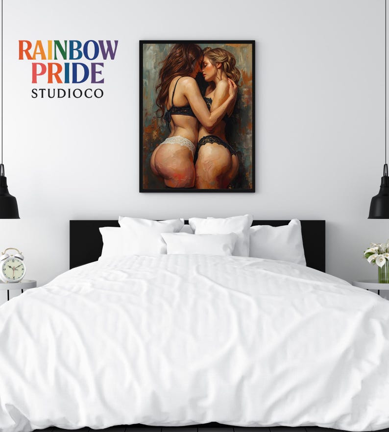 Zwei Frauen in schwarzer und weißer Lingerie umarmen sich eng und berühren Stirn an Stirn. Warme Hauttöne, sichtbare Impasto-Textur und weiche Lichtführung erzeugen eine sinnliche, intime Atmosphäre. Das Artwork zeigt femininen Körperkontakt, Nähe und Leidenschaft – ideal als queere Wandkunst für Schlafzimmer oder moderne, ästhetische Interiors.