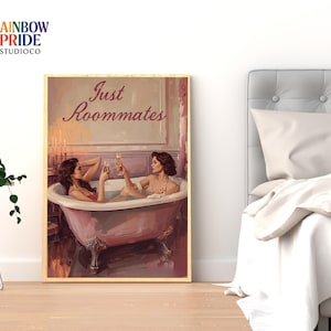 Just Roommates Wandbild – zwei Frauen in einer Badewanne, Vintage-Stil, sapphische Ästhetik und warme Farbtöne. Feminine, queere Kunst mit romantischem Humor. Sapphic Art Print „Just Roommates“ – romantische Darstellung zweier Frauen in einem Ölmalerei-Look. Queeres Vintage-Poster als Wandkunst.