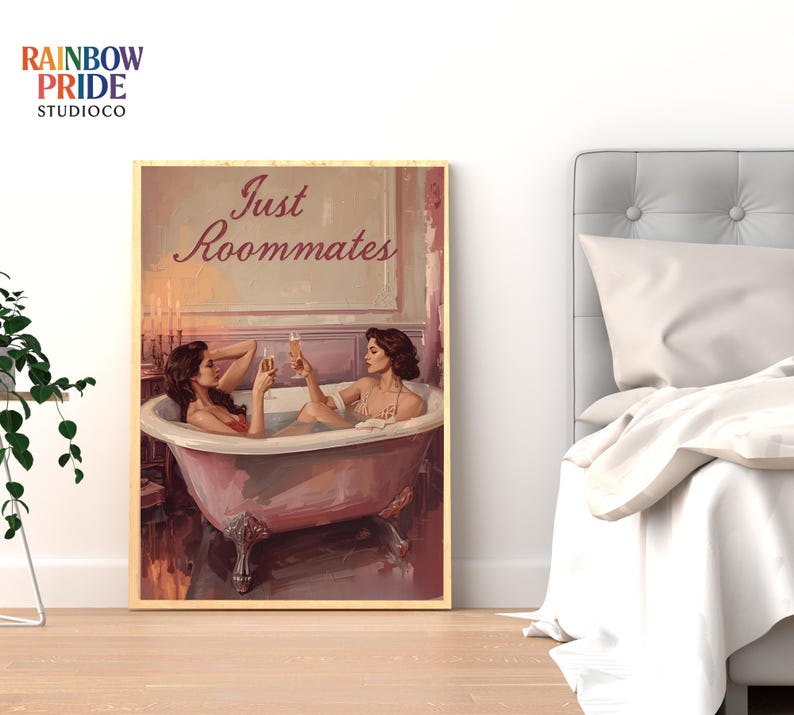 Just Roommates Wandbild – zwei Frauen in einer Badewanne, Vintage-Stil, sapphische Ästhetik und warme Farbtöne. Feminine, queere Kunst mit romantischem Humor. Sapphic Art Print „Just Roommates“ – romantische Darstellung zweier Frauen in einem Ölmalerei-Look. Queeres Vintage-Poster als Wandkunst.
