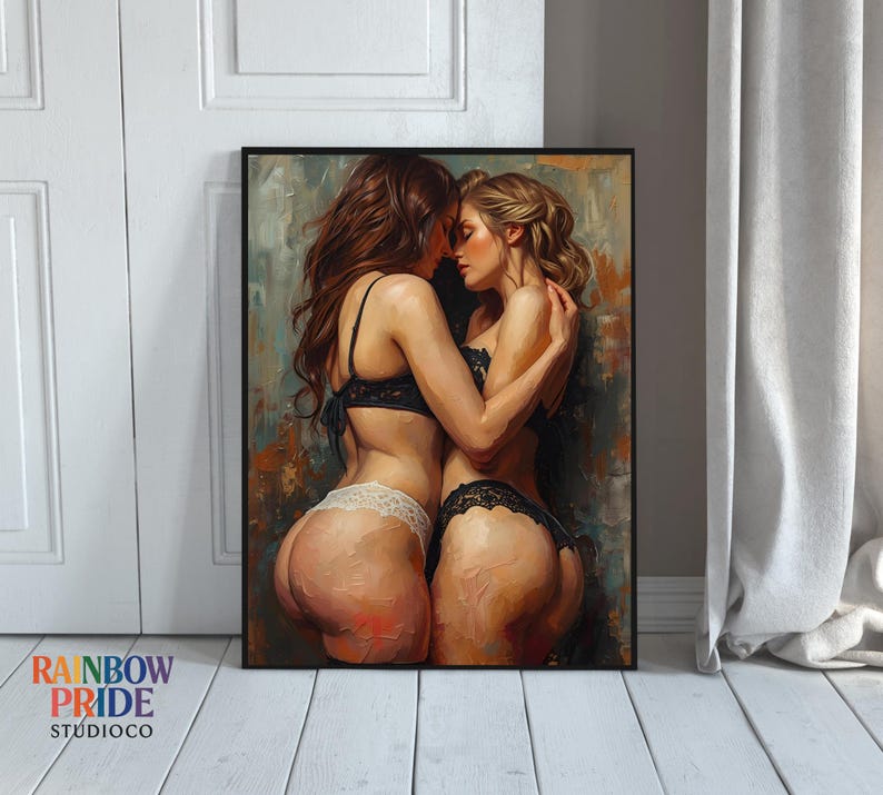 Zwei Frauen in schwarzer und weißer Lingerie umarmen sich eng und berühren Stirn an Stirn. Warme Hauttöne, sichtbare Impasto-Textur und weiche Lichtführung erzeugen eine sinnliche, intime Atmosphäre. Das Artwork zeigt femininen Körperkontakt, Nähe und Leidenschaft – ideal als queere Wandkunst für Schlafzimmer oder moderne, ästhetische Interiors.