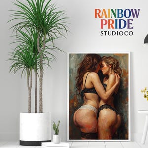 Zwei Frauen in schwarzer und weißer Lingerie umarmen sich eng und berühren Stirn an Stirn. Warme Hauttöne, sichtbare Impasto-Textur und weiche Lichtführung erzeugen eine sinnliche, intime Atmosphäre. Das Artwork zeigt femininen Körperkontakt, Nähe und Leidenschaft – ideal als queere Wandkunst für Schlafzimmer oder moderne, ästhetische Interiors.