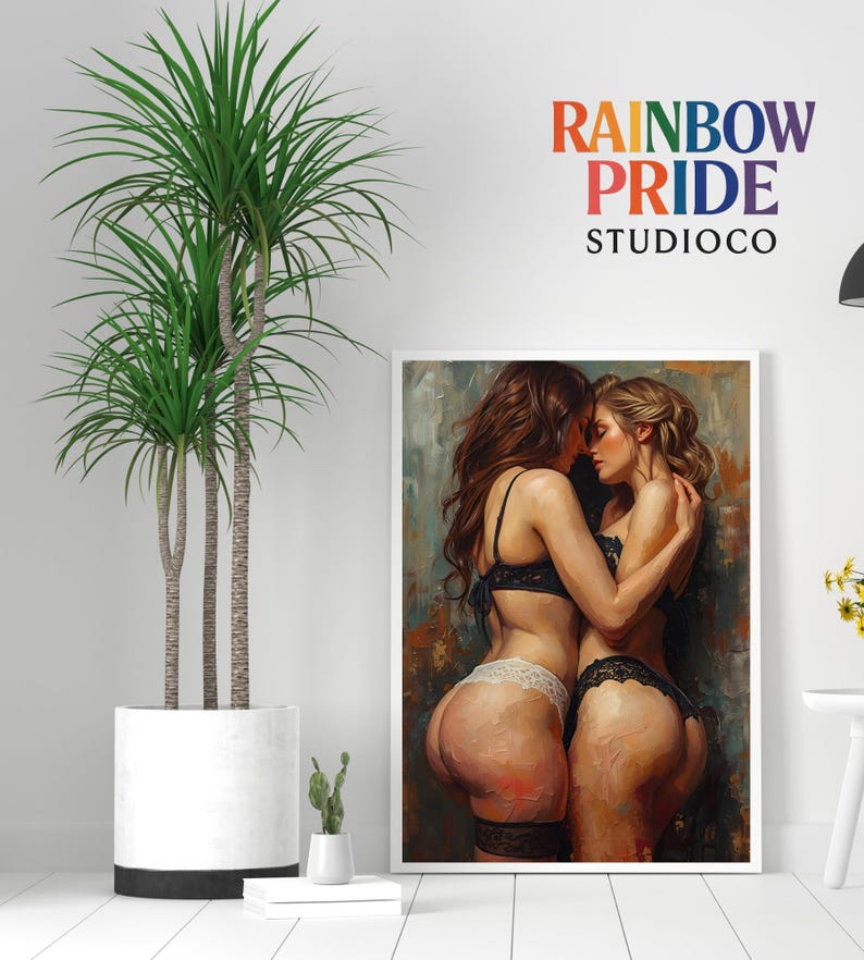 Zwei Frauen in schwarzer und weißer Lingerie umarmen sich eng und berühren Stirn an Stirn. Warme Hauttöne, sichtbare Impasto-Textur und weiche Lichtführung erzeugen eine sinnliche, intime Atmosphäre. Das Artwork zeigt femininen Körperkontakt, Nähe und Leidenschaft – ideal als queere Wandkunst für Schlafzimmer oder moderne, ästhetische Interiors.