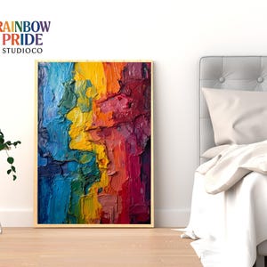 Op de afbeelding: Een rechthoekig ingelijst kunstwerk aan de muur met een dik, getextureerd impasto olieverfschilderij met een verticaal kleurverloop van diepblauw en groenblauw aan de linkerkant naar felgeel, oranje, rood en donkerpaars aan de rechterkant.