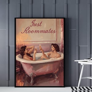 Just Roommates Wandbild – zwei Frauen in einer Badewanne, Vintage-Stil, sapphische Ästhetik und warme Farbtöne. Feminine, queere Kunst mit romantischem Humor. Sapphic Art Print „Just Roommates“ – romantische Darstellung zweier Frauen in einem Ölmalerei-Look. Queeres Vintage-Poster als Wandkunst.