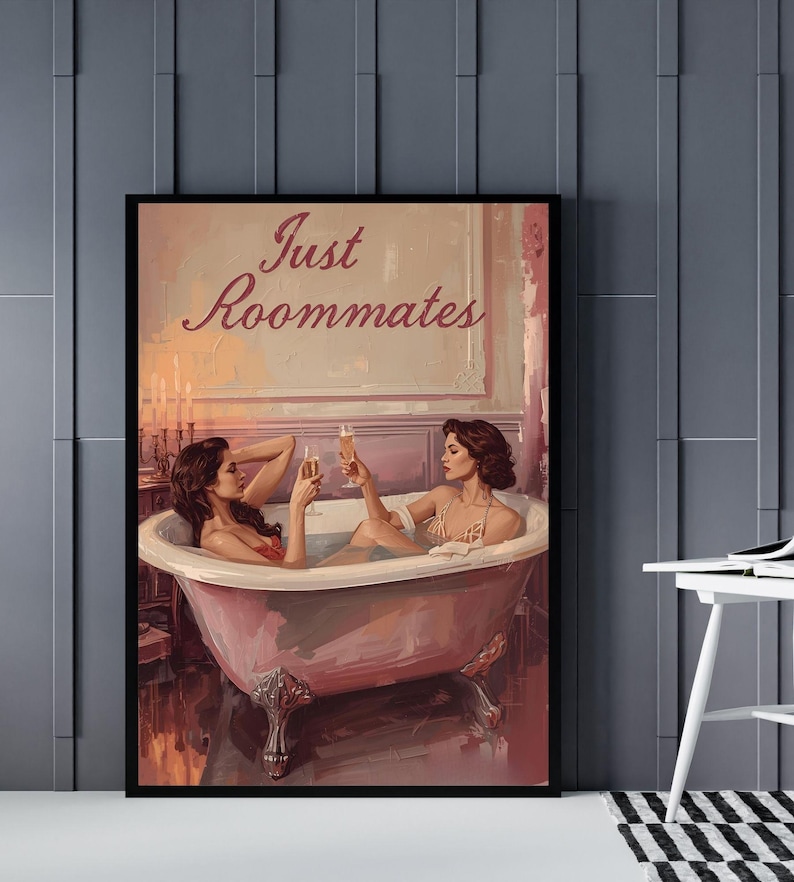 Just Roommates Wandbild – zwei Frauen in einer Badewanne, Vintage-Stil, sapphische Ästhetik und warme Farbtöne. Feminine, queere Kunst mit romantischem Humor. Sapphic Art Print „Just Roommates“ – romantische Darstellung zweier Frauen in einem Ölmalerei-Look. Queeres Vintage-Poster als Wandkunst.