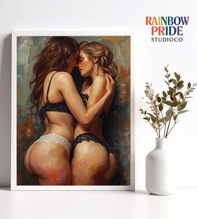Zwei Frauen in schwarzer und weißer Lingerie umarmen sich eng und berühren Stirn an Stirn. Warme Hauttöne, sichtbare Impasto-Textur und weiche Lichtführung erzeugen eine sinnliche, intime Atmosphäre. Das Artwork zeigt femininen Körperkontakt, Nähe und Leidenschaft – ideal als queere Wandkunst für Schlafzimmer oder moderne, ästhetische Interiors.