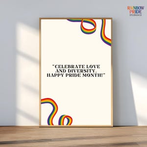Puede incluir: Un póster enmarcado con un fondo crema y cintas con los colores del arcoíris. El texto dice: "CELEBRA EL AMOR Y LA DIVERSIDAD. ¡FELIZ MES DEL ORGULLO!" El logotipo de Rainbow Pride Studio Co. está en la esquina superior derecha. El póster está sobre un suelo de madera.