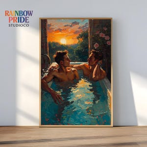 Op de afbeelding: Een ingelijste kunstdruk met twee personen zonder shirt in een bad, met uitzicht op een zonsondergang door een raam. Het kunstwerk heeft een schilderkunstige stijl, met levendige blauwe, oranje en groene tinten. De tekst "RAINBOW PRIDE STUDIOCO" staat linksboven.