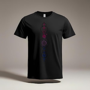 Peut inclure: T-shirt noir avec un motif vertical de cercles et de formes interconnectés en rouge, rose et bleu. Le design a un thème céleste ou géométrique, avec une esthétique minimaliste.