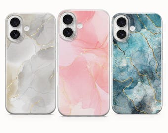 Könnte beinhalten: Drei Handyhüllen mit abstrakten Designs. Die Hüllen weisen ein marmorähnliches Muster in Grau-, Rosa- und Türkistönen mit goldfarbenen Adern auf. Die Hüllen haben einen transparenten Rand und einen Ausschnitt für eine Dual-Objektiv-Kamera.