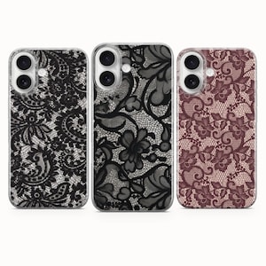 Puede incluir: Tres fundas para teléfono con intrincados diseños de encaje. Las fundas tienen bordes transparentes y diseños en negro, gris oscuro y burdeos. Los patrones de encaje incluyen motivos florales y arremolinados, ofreciendo una estética delicada y elegante.