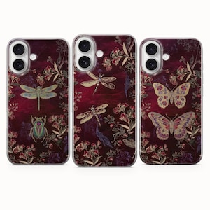 Könnte beinhalten: Drei Handyhüllen mit burgunderrotem Hintergrund und floralen und Insektenmotiven. Die Hüllen zeigen Libellen, Schmetterlinge und einen Käfer. Die Hüllen haben einen transparenten Rand.