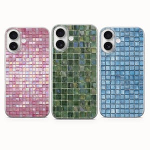 Peut inclure: Trois coques de téléphone avec un motif de mosaïque. Les coques sont dans les tons rose, vert et bleu. Chaque coque a une bordure transparente et une découpe pour double objectif.