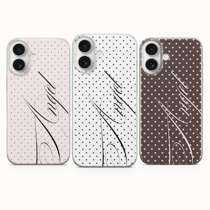 Könnte beinhalten: Drei Handyhüllen mit einem Polka-Dot-Muster und dem Wort "Angel" in Schreibschrift. Die Hüllen sind in Rosa, Weiß und Braun gehalten, jeweils mit einem transparenten Rand und Kameraausschnitten.