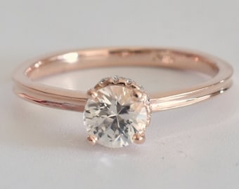 Zafiro blanco, anillo de compromiso de oro rosa, anillo de diamantes de zafiro blanco redondo natural de 5 mm, anillo de bodas, anillos de aniversario, SKU-LA-011