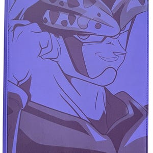 Peut inclure: Un porte-documents rectangulaire violet orné d'une illustration graphique monochrome du personnage Cell de Dragon Ball Z. Le design présente la tête et les épaules du personnage dans des nuances de violet avec une finition de surface texturée.