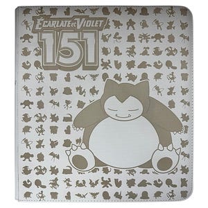 Può includere: Un raccoglitore bianco con una grande illustrazione di Snorlax e la scritta "Écarlate et Violet 151". Il raccoglitore è ricoperto da piccole sagome grigie di vari personaggi. Il design utilizza una combinazione di colori grigio chiaro e bianco.