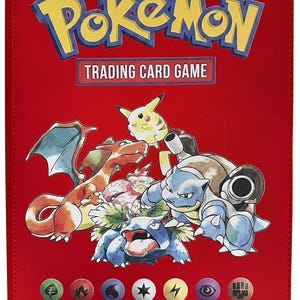 Peut inclure: Un classeur de cartes à collectionner rouge avec le logo Pokémon Trading Card Game en haut. La couverture présente des illustrations de Pikachu, Dracaufeu, Tortank et Florizarre, avec sept symboles d'énergie élémentaire en bas.