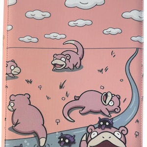 Op de afbeelding: Een rechthoekige beschermhoes met een roze achtergrond, witte wolken en meerdere roze getekende wezens met ronde lichamen en staarten. Verschillende kleine paarse wezens met schelpen zijn verspreid over de grond en in een blauwe beek.