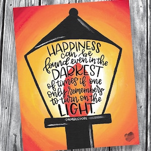 La felicidad se puede encontrar en el más oscuro de los tiempos / cita de Dumbledore – Carta a mano – Archivo digital – 8x10