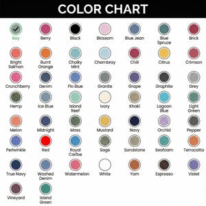 Pu&ograve; includere: Una tabella dei colori con sfondo nero e testo bianco che recita "COLOR CHART". La tabella mostra una griglia di campioni di colore, ciascuno etichettato con un nome di colore. I colori includono Bay, Berry, Black, Blossom e altro.