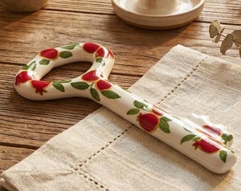 Handgemaakte keramische sleutel, granaatappel en gouden decor