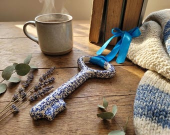 Handgemaakte keramische sleutelmuurdecoratie, klassiek blauw en wit patroon