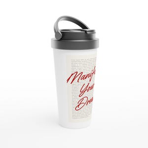 Peut inclure: Un gobelet de voyage blanc avec un couvercle et une anse noirs. Le corps présente un panneau rectangulaire beige imprimé avec un petit texte latin de remplissage noir et le texte en écriture cursive rouge Manifest Your Dreams superposé.