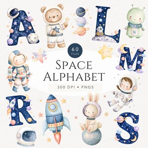 Könnte beinhalten: Eine digitale Sammlung von Weltraum-Alphabetbuchstaben und Aquarellillustrationen mit Astronauten, einem Bären, einem Hasen, Planeten, Sternen und einer Rakete. Der Text lautet 60 FILES SPACE ALPHABET 300 DPI PNGS in dunkelblauer Schrift.