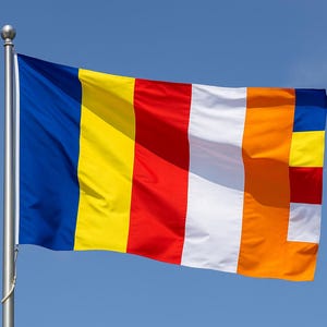 Może przedstawiać: Kolorowa flaga buddyjska powiewa na wietrze na tle czystego, błękitnego nieba. Flaga ma pionowe pasy w kolorze niebieskim, żółtym, czerwonym, białym, pomarańczowym oraz mały fragment niebieskich, żółtych i czerwonych kwadratów.