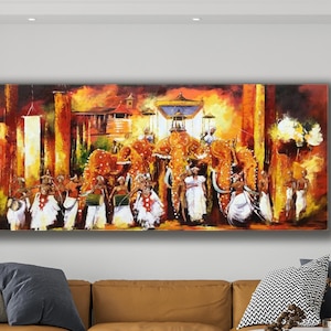 Puede incluir: Una pintura al óleo representa una vibrante escena de festival indio. La obra presenta elefantes elaboradamente decorados, figuras con vestimenta blanca y músicos. La paleta de colores está dominada por tonos cálidos de naranja, rojo y dorado, creando un ambiente festivo.