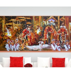 Puede incluir: Una pintura abstracta que representa una vibrante escena cultural. La obra presenta elefantes adornados con decoraciones rojas y doradas, figuras con atuendos blancos y dorados y arquitectura tradicional. La paleta de colores incluye tonos cálidos de rojo, dorado y marrón.