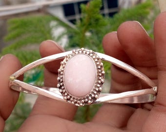 Bracelet jonc de créateur en opale rose faite main, bracelet ajustable pour femme, cadeau de Noël ou tenue de soirée.
