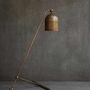 Może przedstawiać: Rustykalny drewniany szyld z napisem "Welcome to our home" w stylu ręcznym. Szyld ma postarzaną powierzchnię i prosty, zapraszający design, idealny do dekoracji wejścia.