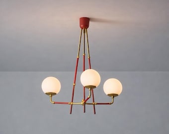 1950er italienischer Messing Kronleuchter, roter Lack Sputnik Lampe, Opalglas Kugeln