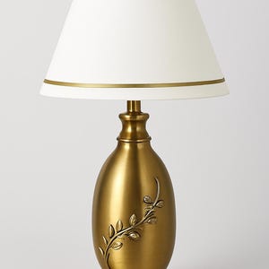 Lampada da tavolo floreale in ottone – Elegante base con decorazioni a foglie in rilievo, paralume bianco
