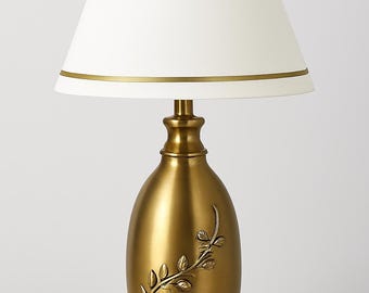 Lámpara de mesa floral de latón – Base elegante con relieve de hojas, pantalla blanca