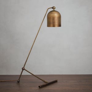 Może przedstawiać: Zestaw trzech ceramicznych misek w odcieniach niebieskiego, zielonego i białego. Miski mają nakrapiane szkliwo i prosty, nowoczesny design. Największa miska ma średnicę około 15 cm.
