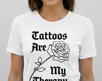 Tattoos Are My Therapy SVG - Old English Rose PNG - Tattoo minnaar cadeau - Gothic grunge shirtontwerp - digitale download - Flower Art Cut-bestand