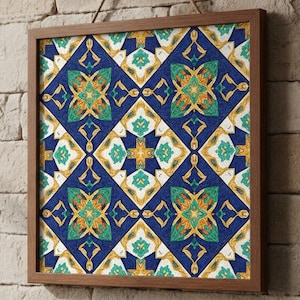 Könnte beinhalten: Quadratische Wandkunst mit geometrischem Muster in Blau, Grün und Gold. Das Kunstwerk wird an einer Backsteinmauer gezeigt und mit einer Kordel aus Naturfaser aufgehängt. Der Rahmen ist aus Holz.