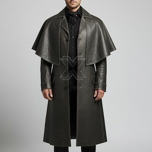 Puede incluir: Un abrigo de cuero gris oscuro con diseño de capa. El abrigo presenta cuello con solapas, botones y bolsillos. El modelo lleva camisa y bufanda negras. El abrigo es largo y entallado.