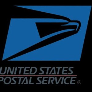 Peut inclure: Le logo de l'United States Postal Service pr&eacute;sente un aigle bleu stylis&eacute; sur fond bleu. Le texte &laquo; UNITED STATES POSTAL SERVICE &raquo; est en dessous, en gris et rouge, sur fond noir.