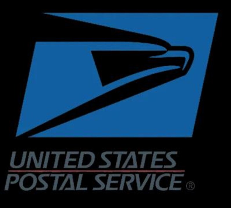 Peut inclure: Le logo de l'United States Postal Service pr&eacute;sente un aigle bleu stylis&eacute; sur fond bleu. Le texte &laquo; UNITED STATES POSTAL SERVICE &raquo; est en dessous, en gris et rouge, sur fond noir.