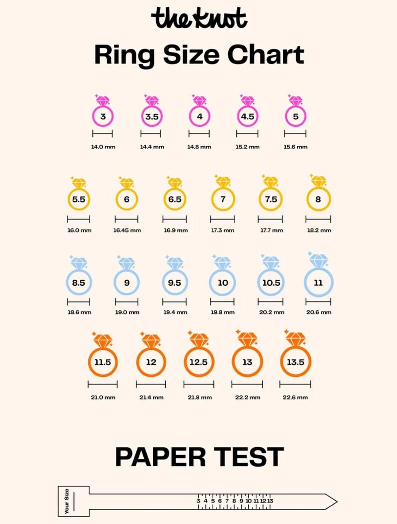 Peut inclure: Tableau des tailles de bagues de The Knot, pr&eacute;sentant les tailles de bagues de 3 &agrave; 13,5, avec les mesures correspondantes en millim&egrave;tres. Comprend un test papier pour mesurer la taille des bagues. Illustrations de bagues en diamant.