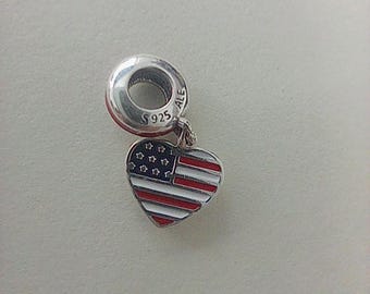 dije Pandora con la bandera de Estados Unidos en forma de corazón