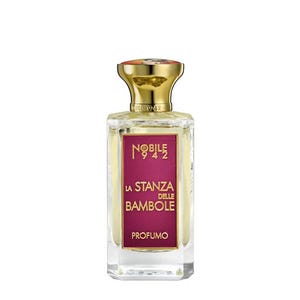 Pode incluir: Frasco de perfume retangular com tampa dourada e rótulo bordô. O rótulo apresenta o texto "NOBILE 1942" e "LA STANZA DELLE BAMBOLE PROFUMO". O frasco é preenchido com um líquido amarelo claro.